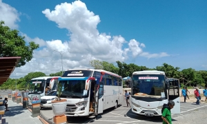 Bus Pariwisata Marendeng mengantar tamu ke Titik Nol Bulukumba